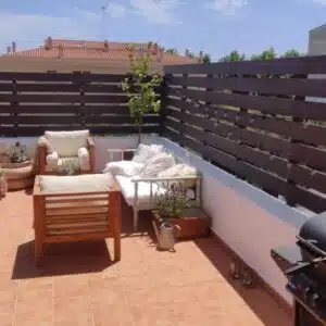Detalle de vallado horizontal ecológico de plástico reciclado