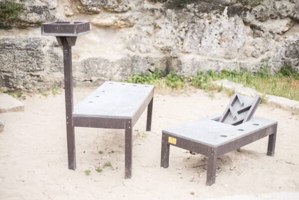 Detalle de arenereo ecológico de plástico reciclado