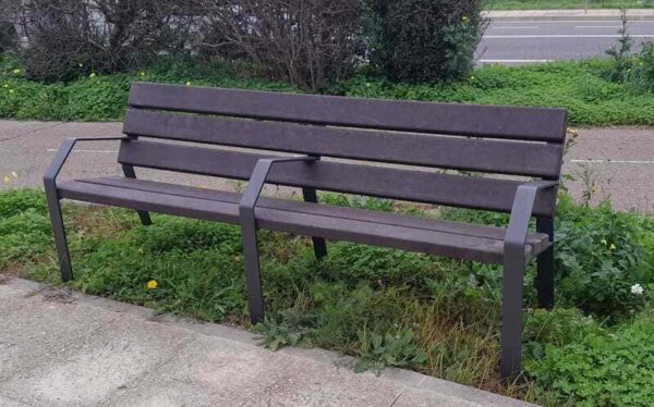 Banco Berlín con reposa brazo en medio ecológico de plástico reciclado
