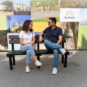 banco ecológico hola de plástico reciclado con 2 adultos conversando