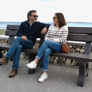 banco ergo ecológico de plástico reciclado con dos adultos disfrutando de una conversación
