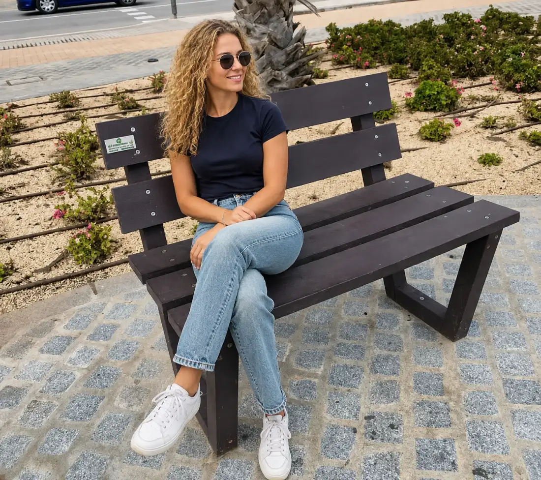 banco ibiza ecológico de plástico reciclado con chica sentada