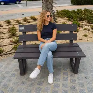 banco ibiza ecológico de plástico reciclado con chica sentada