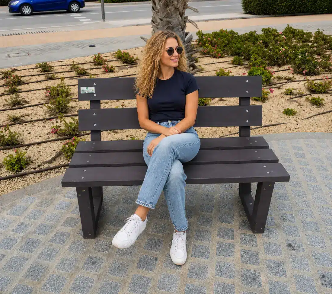 banco ibiza ecológico de plástico reciclado con chica sentada