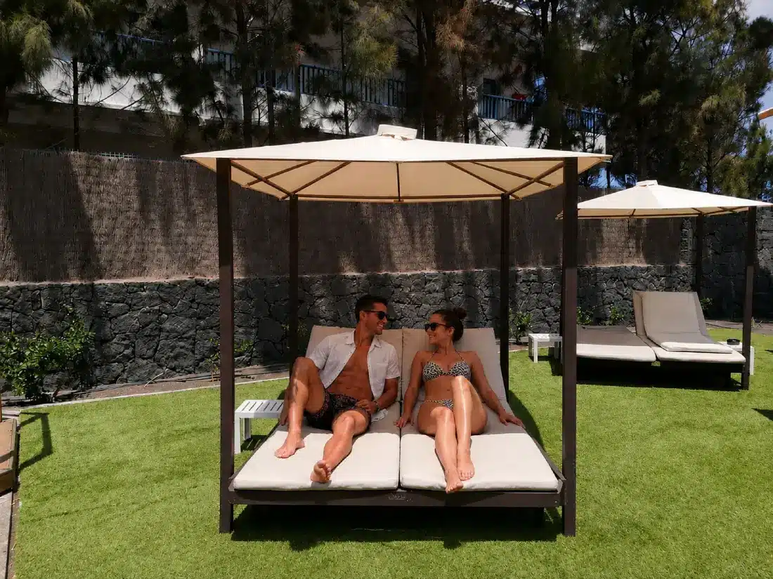 CAMA BALINESA CON TECHO ECO DE PLÁSTICO RECICLADO