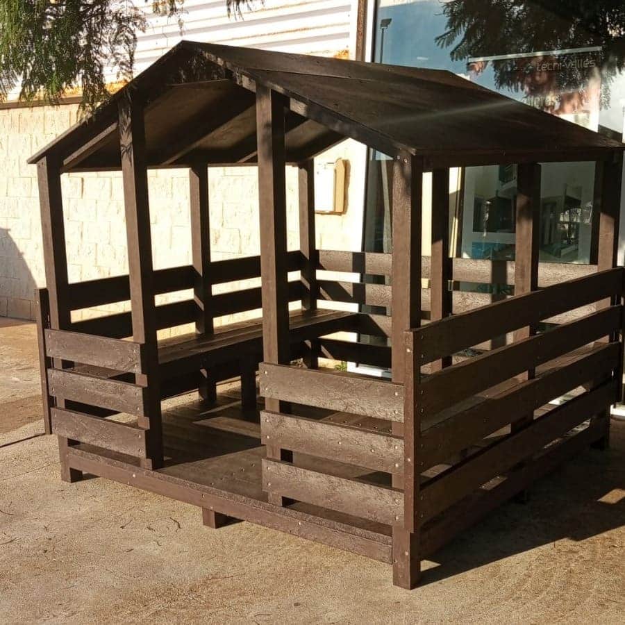 Detalle de caseta ecológica de plástico reciclado