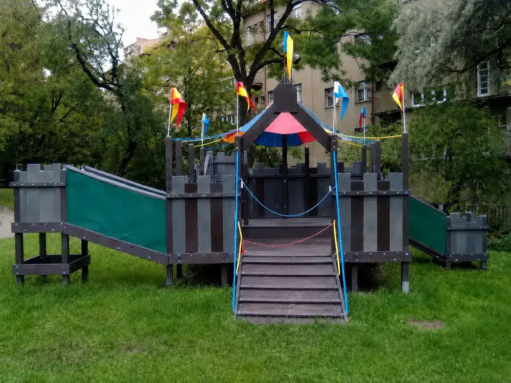 Detalle de castillo ecológico de plástico reciclado