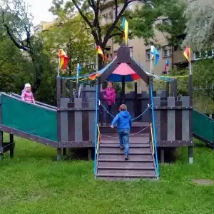 Castillo ecológico de plástico reciclado donde juegan niños