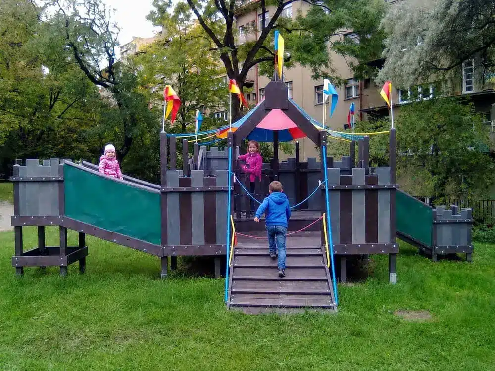 Castillo ecológico de plástico reciclado donde juegan niños