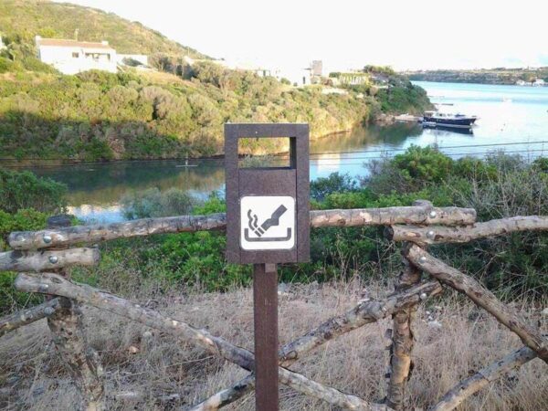 Detalle de cenicero ecológico de plástico reciclado instalado en zona cerca al mar