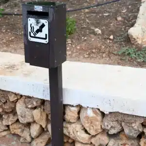 Detalle de cenicero ecológico de plástico reciclado