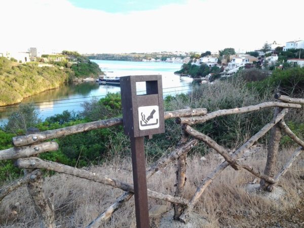 Detalle de cenicero ecológico de plástico reciclado instalado en zona cerca al mar
