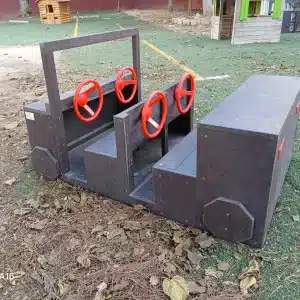 Detalle de coche ecológico de plástico reciclado