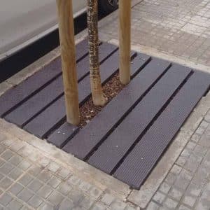 Detalle de cubre alcorque ecológico de plástico reciclado