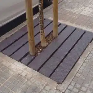 Detalle de cubre alcorque ecológico de plástico reciclado