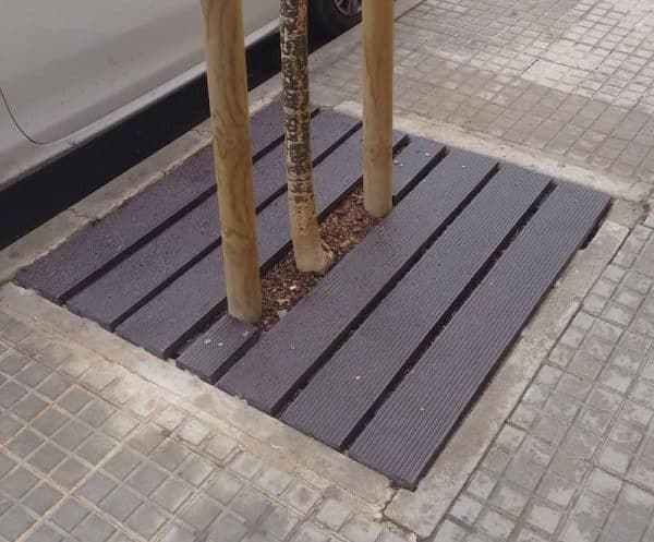 Detalle de cubre alcorque ecológico de plástico reciclado