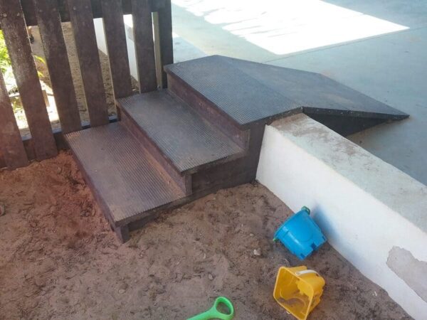 Detalle de escalones ecológicos de plástico reciclado