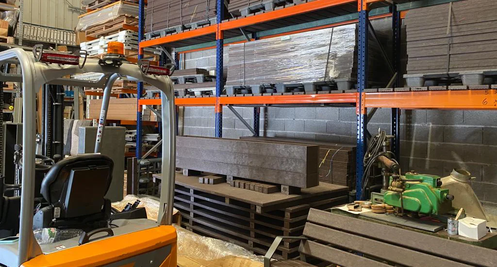 Detalle de nuestra fábrica de muebles de plástico reciclado