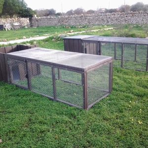 Detalle de gallinero ecológico de plástico reciclado