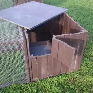Detalle puerta de gallinero ecológico de plástico reciclado