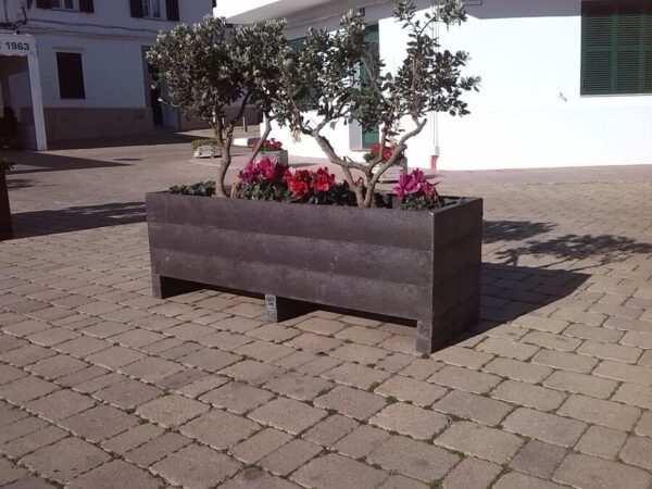 Detalle de jardinera ecológica fornells de plástico reciclado