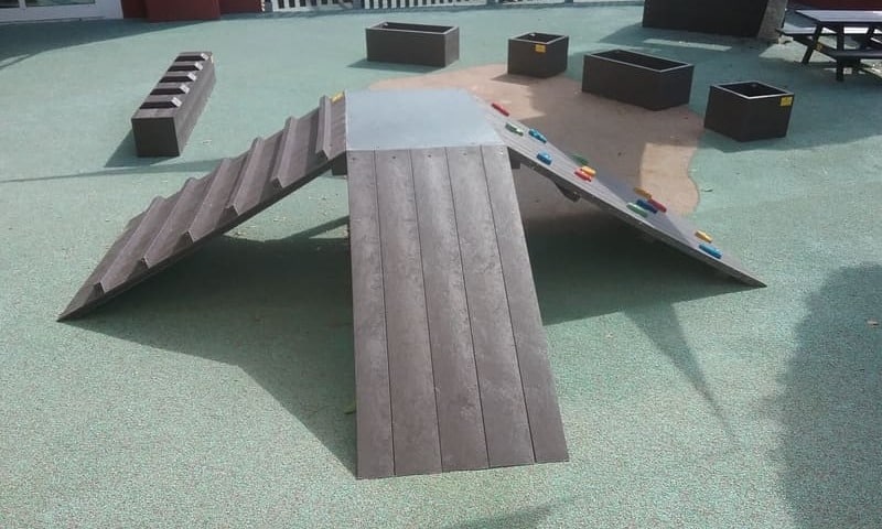 Juego escalada con rampa de plástico reciclado