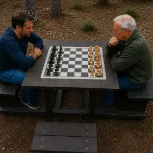 Hombre jubilado y más joven jugando al ajedrez en el parque sobre una mesa ecológica de plástico reciclado de Export Directe
