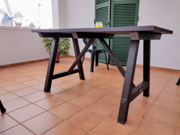 Detalle de una de nuestras mesas, en concreto Mesa payés ecológica de plástico reciclado
