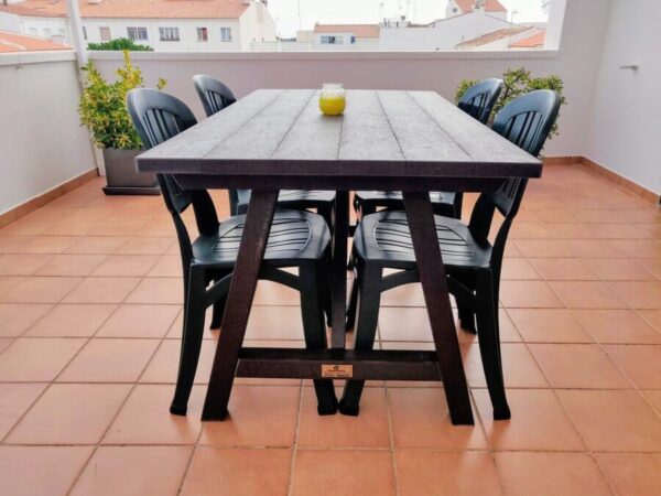 Detalle de una de nuestras mesas, en concreto Mesa payés ecológica de plástico reciclado