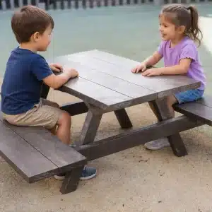 mesa picnic ecológica de plástico reciclado con niños