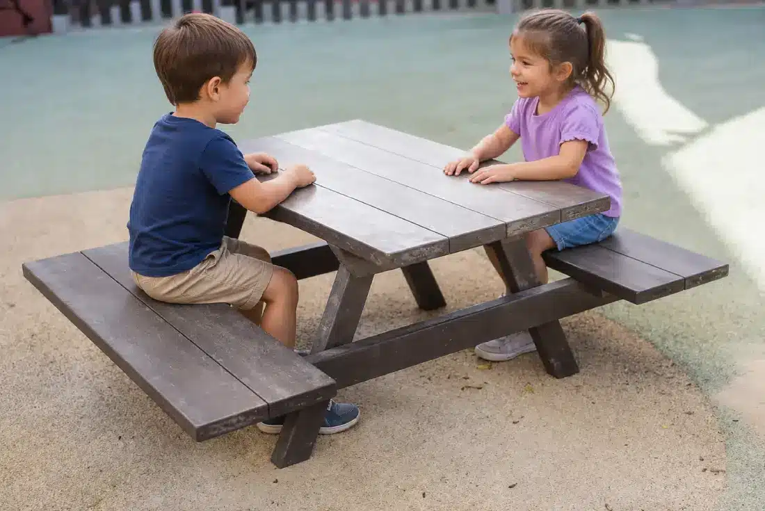 mesa picnic ecológica de plástico reciclado con niños