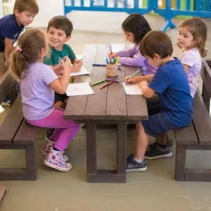 Niños en mesa y bancos mini ecológico de plástico reciclado