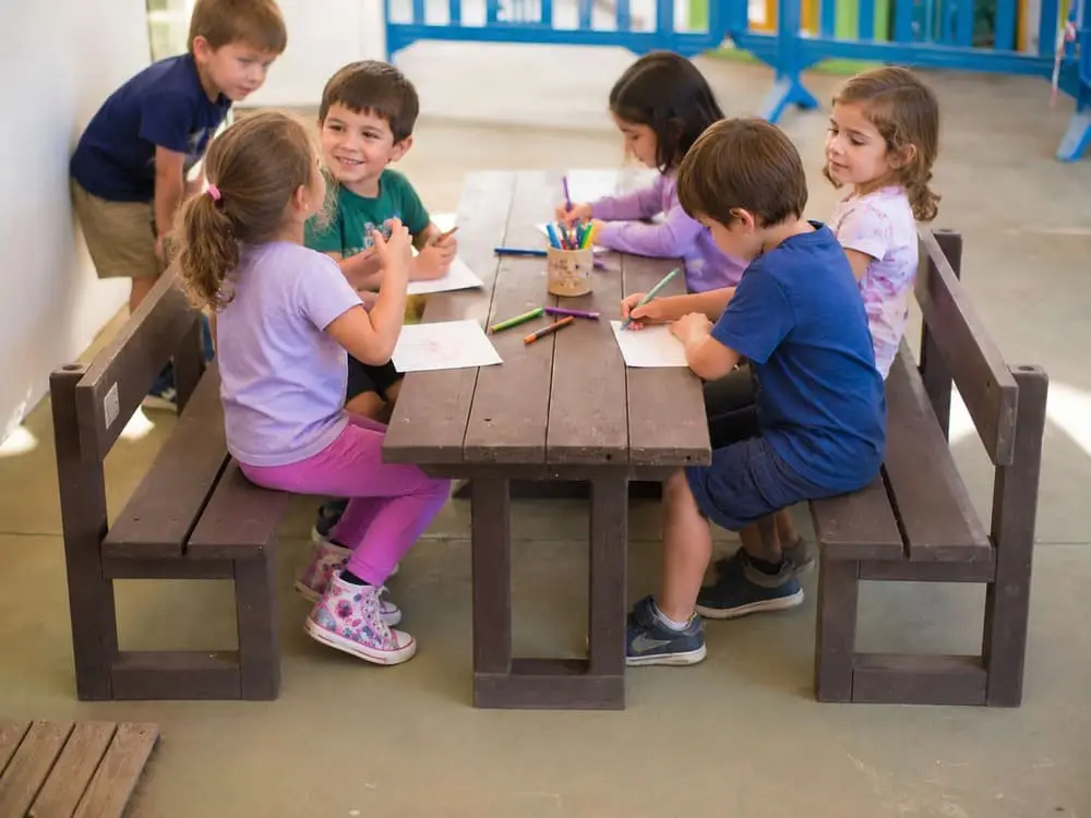 Niños en mesa y bancos mini ecológico de plástico reciclado
