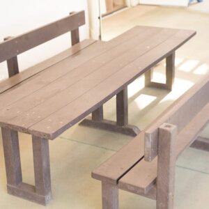 Detalle de mesa y bancos mini ecológicos de plástico reciclado