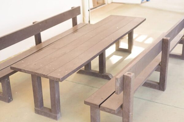 Detalle de mesa y bancos mini ecológicos de plástico reciclado