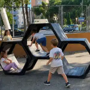 detalle de Módulos hexagonales ecológicos de plástico reciclado con niños jugando