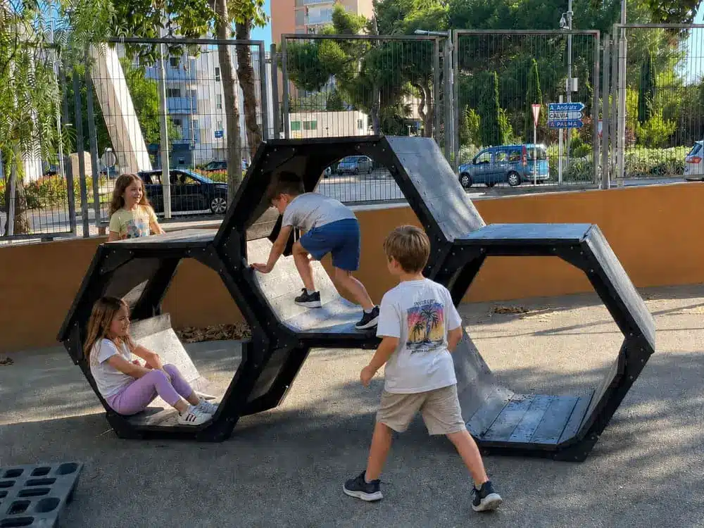 detalle de Módulos hexagonales ecológicos de plástico reciclado con niños jugando