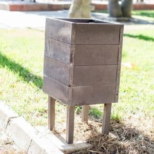 Detalle de papelera clas 4 patas ecológica de plástico reciclado