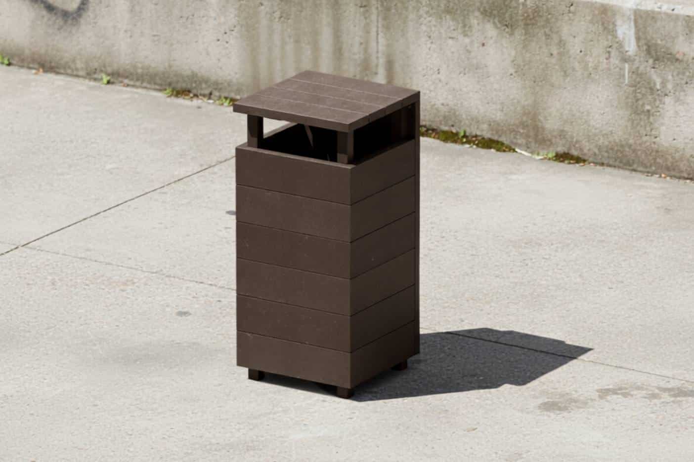 Papelera talayot ecológica de plástico reciclado detalle en la calle