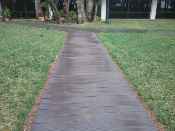 Detalle de pasarela 200 cm de plástico reciclado