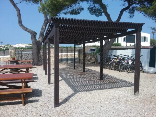 Detalle de Pérgola bahía ecológica de plástico reciclado instalada en jardín