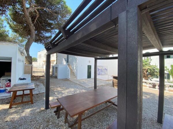 Detalle de Pérgola bahía ecológica de plástico reciclado instalada en jardín