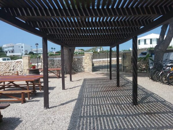 Detalle de Pérgola bahía ecológica de plástico reciclado instalada en jardín