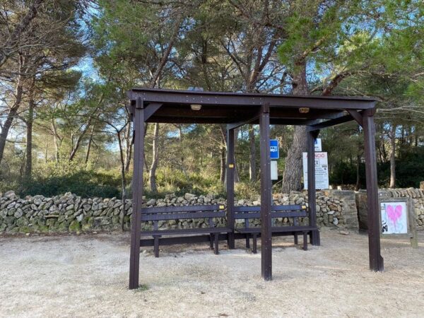 Detalle de pérgola ecológica de plástico reciclado instalada en zona boscosa