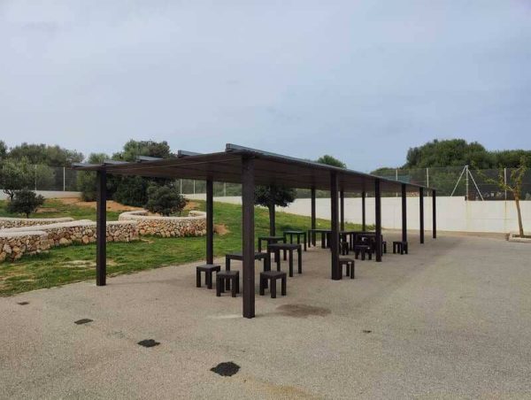 pérgola ecológica de plástico reciclado instalada en fornells