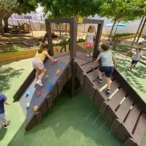 Rocódromo ecológico de plástico reciclado con niños jugando