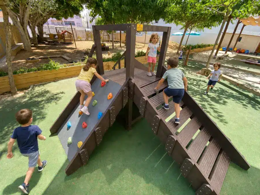 Rocódromo ecológico de plástico reciclado con niños jugando
