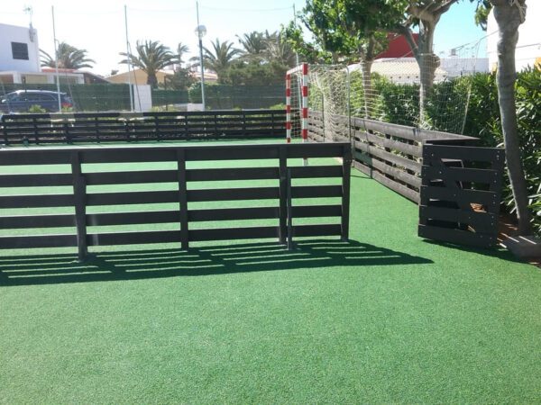 Vallado multi juego ecológico de plástico reciclado en campito de fútbol
