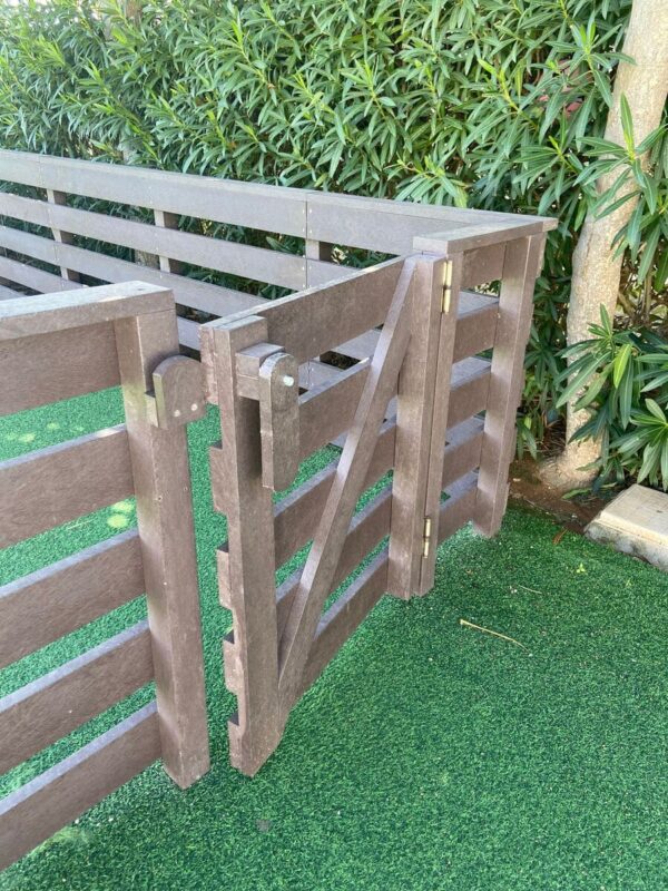Detalle de puerta en Vallado multi juego ecológico de plástico reciclado en campito de fútbol