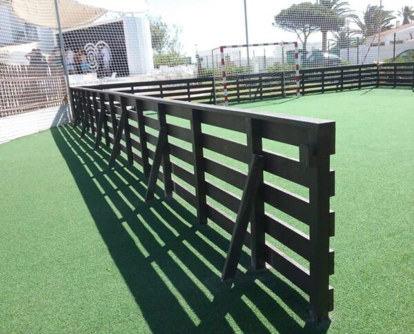 Vallado multi juego ecológico de plástico reciclado en campito de fútbol
